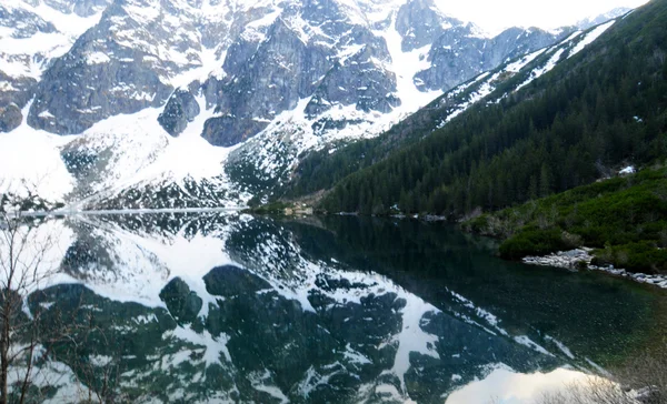 Amazing bergmeer het zee-oog - in Tatry, Polen, kan reis — Stockfoto