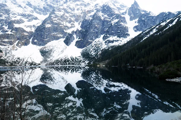 Lac de montagne incroyable The Sea Eye - à Tatry, en Pologne, peut faire un voyage — Photo