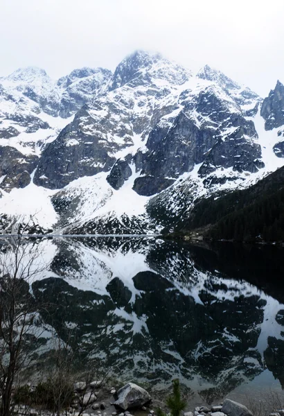 Increíble lago de montaña The Sea Eye - en Tatry, Polonia, puede tropezar — Foto de Stock