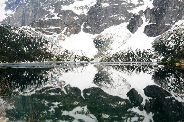 Niesamowite górskie jezioro morskie oko - w Tatry, Polska, może wycieczka — Zdjęcie stockowe