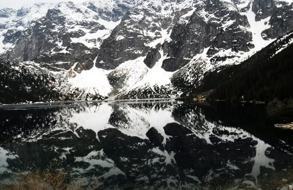 Increíble lago de montaña The Sea Eye - en Tatry, Polonia, puede tropezar — Foto de Stock