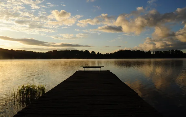 Salida del sol sobre el lago en Polonia — Foto de Stock