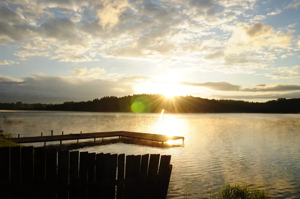 Salida del sol sobre el lago en Polonia — Foto de Stock