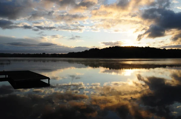 Утром на берегу озера — стоковое фото