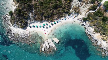 Turkuaz suyu olan güzel kayalık kıyılar, Zakynthos Adası. 