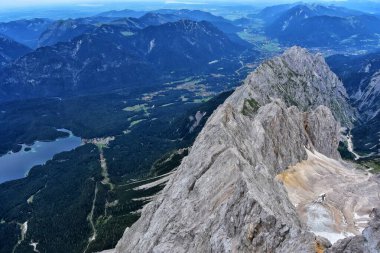 Bavyera 'daki Zugspitze dağlarının güzel manzarası