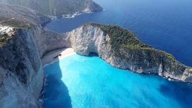 Turkuaz suyu olan güzel kayalık kıyılar, Zakynthos Adası. 