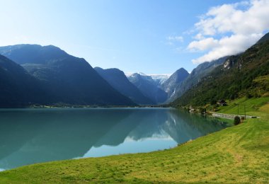 Norveç dağları vadisinde manzaralı bir göl 