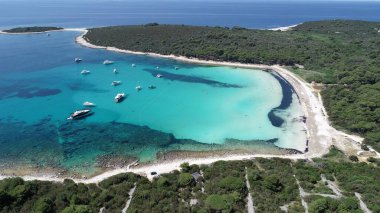 Hırvatistan 'ın Dugi Otok Adası' ndaki güzel Sakarun Sahili 'nin hava manzarası