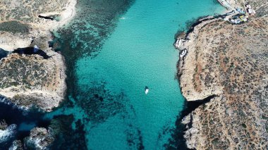 Malta 'daki deniz suyundaki kayaların güzel göl manzarası