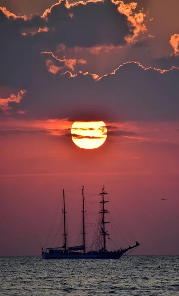 Colorato Tramonto Vista Sul Mare Con Onde Barca Vela — Foto Stock