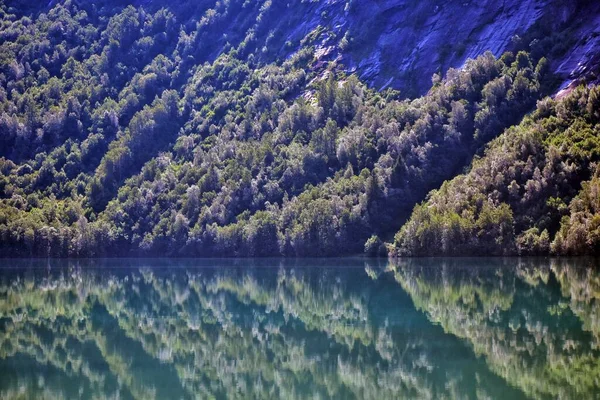 Malowniczy Widok Jezioro Dolinie Gór Norwegii — Zdjęcie stockowe