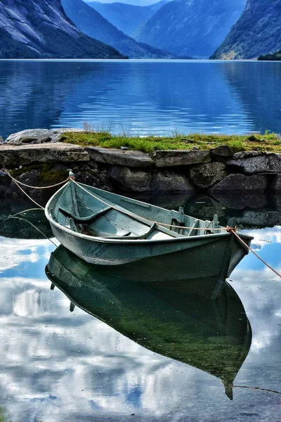 Malebný Pohled Dřevěnou Loď Fjordové Vodě Norsku — Stock fotografie
