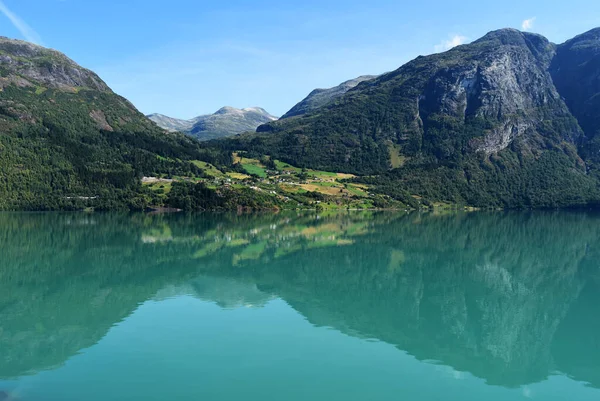 Вид Озеро Долині Гір Норвегії — стокове фото