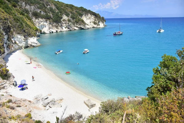 Deniz Kenarında Turistlerin Yatların Olduğu Güzel Bir Sahil Zakynthos Adası — Stok fotoğraf