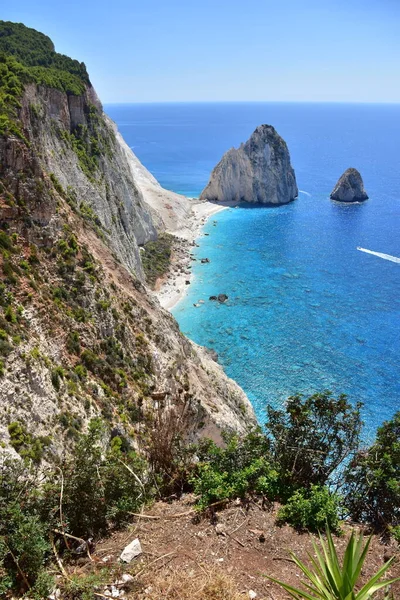 Zakynthos岛美丽的岩石海岸 碧绿的水 — 图库照片