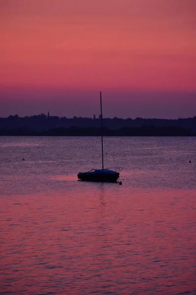 Colorato Tramonto Vista Sul Mare Con Onde Barca Vela — Foto Stock