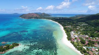 Praslin adasındaki güzel tropikal plaj.
