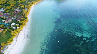 Praslin adasındaki güzel tropikal plaj.