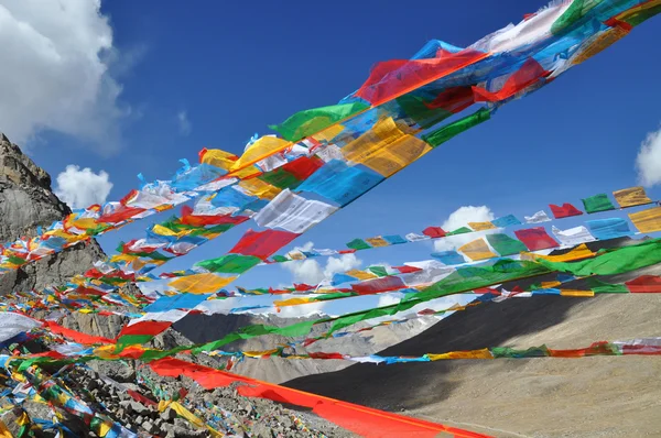 Banderas de mantra de oraciones tibetanas —  Fotos de Stock