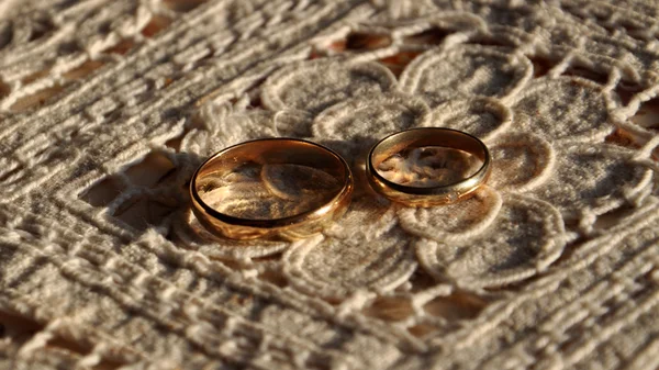 Anillos de boda - pareja — Foto de Stock