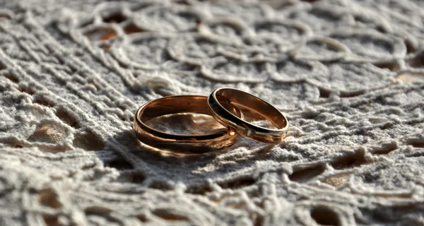 Anillos de boda - pareja — Foto de Stock