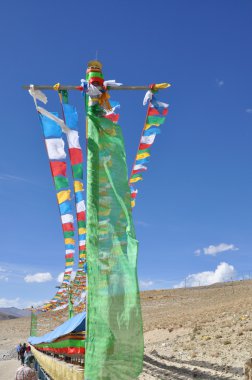 Mantra bayrakları Tibet'te