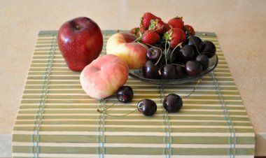 Elma, şeftali, çilek ve vişne ile natürmort