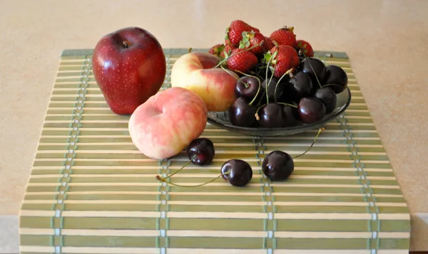リンゴ、桃、イチゴ、さくらんぼのある静物 — ストック写真