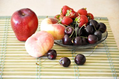 Elma, şeftali, çilek ve vişne ile natürmort