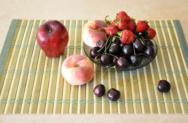 リンゴ、桃、イチゴ、さくらんぼのある静物 — ストック写真