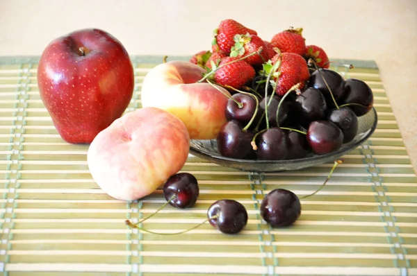 Elma, şeftali, çilek ve vişne ile natürmort