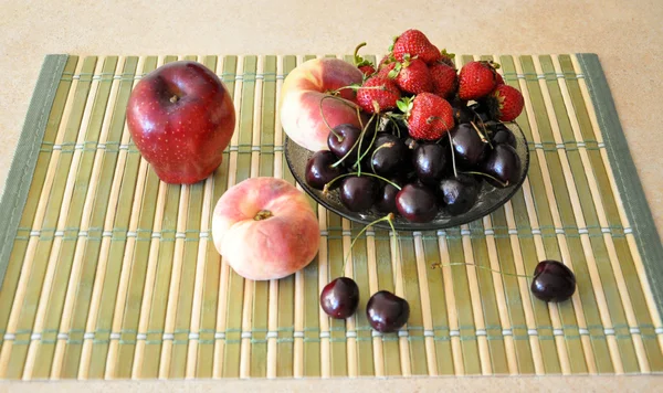 Elma, şeftali, çilek ve vişne ile natürmort