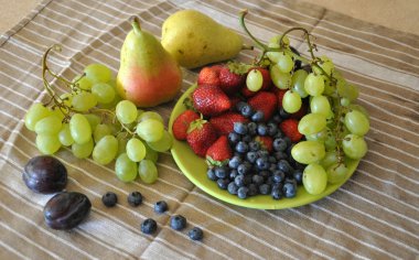 Meyve ve böğürtlenli hayat