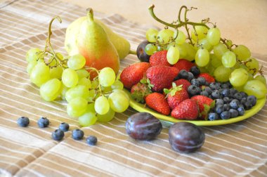 Meyve ve böğürtlenli hayat