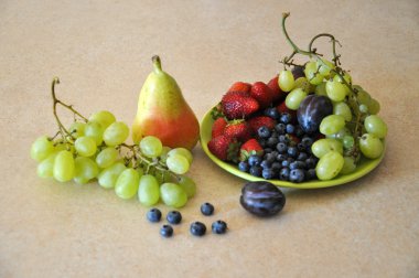 Meyve ve böğürtlenli hayat