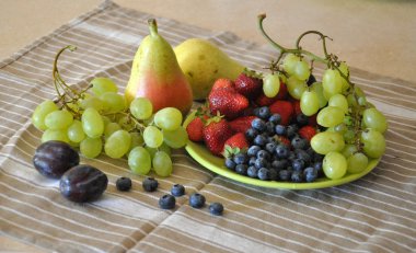 Meyve ve böğürtlenli hayat