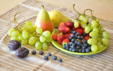 Meyve ve böğürtlenli hayat