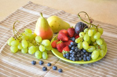 Meyve ve böğürtlenli hayat