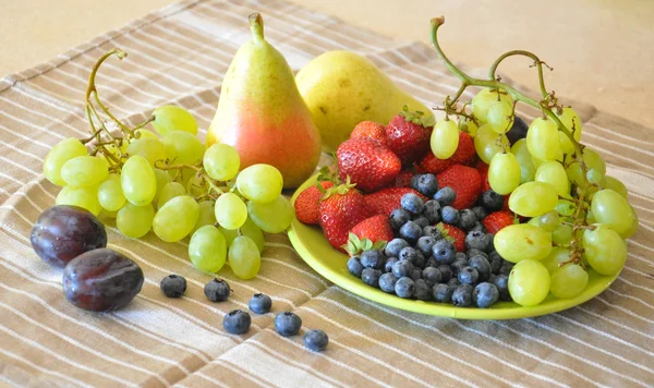 Bodegón con frutas y bayas — Foto de Stock