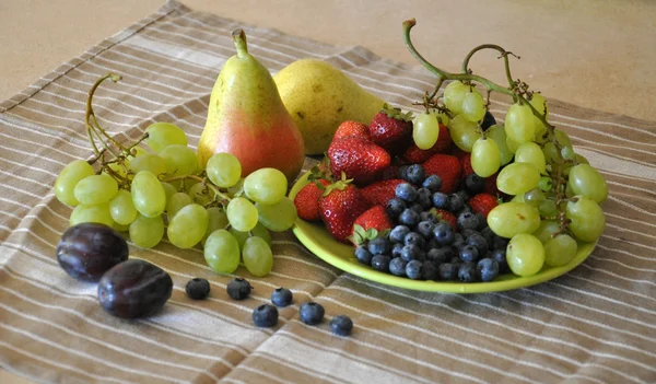 Bodegón con frutas y bayas —  Fotos de Stock