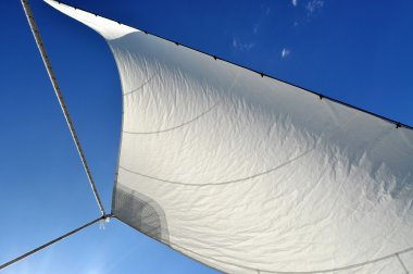 Beyaz Mavi gökyüzü arka plan üzerinde yelken