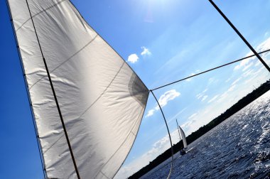 Beyaz Mavi gökyüzü arka plan üzerinde yelken