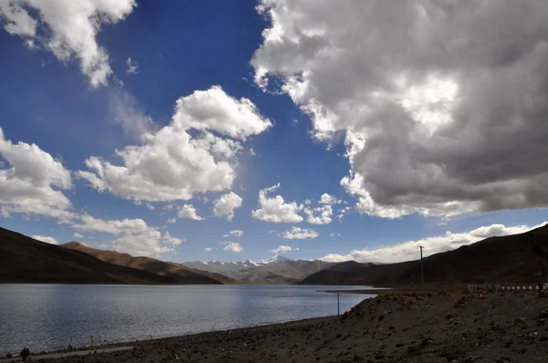 Lac incroyable dans les hautes terres tibétaines — Photo