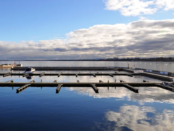 Fantastiska molnig himmel reflektion i Östersjön i Sopot, Polen i november — Stockfoto