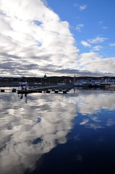 Incroyable reflet du ciel nuageux dans la mer Baltique à Sopot, Pologne en novembre — Photo