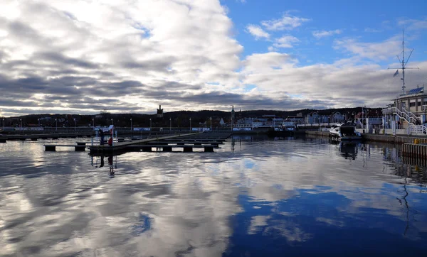 Increíble reflejo del cielo nublado en el mar Báltico en Sopot, Polonia en noviembre —  Fotos de Stock