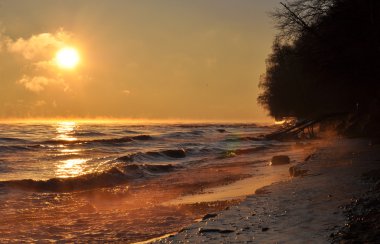 Ocak ayında Polonya Baltık Denizi üzerinde gündoğumu gökyüzü