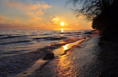 Ocak Polonya Baltık Denizi üzerinde gündoğumu