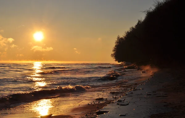 Cielo del amanecer sobre el mar Báltico en enero en Polonia — Foto de Stock